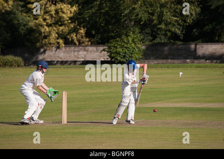 Un sotto-15s Scottish partita di cricket a Kelso, Scottish Borders, svoltasi in un parco pubblico Foto Stock