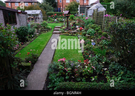 Ben mantenuto piccolo giardino di un semi staccate cottage in South Yorkshire England Regno Unito ai primi di settembre Foto Stock