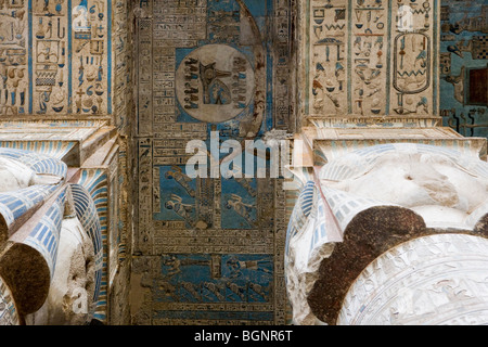 Hathor intitolata colonne e soffitto nel vestibolo del tempio tolemaico a Dendera, a nord di Luxor, la Valle del Nilo, Egitto Foto Stock