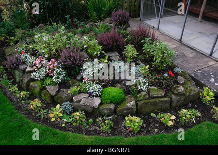 Ben mantenuto piccolo giardino di un semi staccate cottage in South Yorkshire England Regno Unito ai primi di settembre Foto Stock