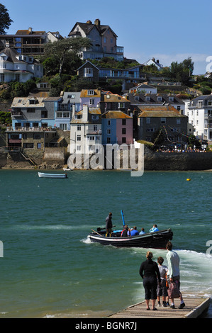 Una famiglia in attesa per il traghetto per attraversare il fiume Dart da East Portlemouth a Salcombe. Viste di Salcombe dallo sbarco dei traghetti. Foto Stock