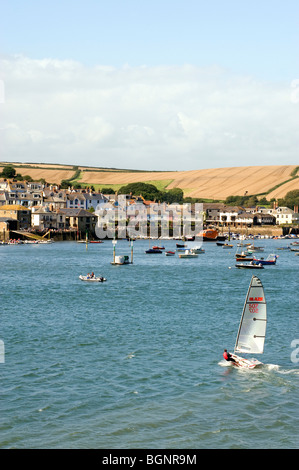 Una piccola barca a vela dinghy guidato da East Portlemouth attraverso il fiume Dart estuario verso Salcombe, Devon, Inghilterra. Foto Stock