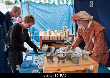 St James's Fair Kelso Scozia - potter Ian Hird in costume medievale all uomo la sua pressione di stallo Foto Stock