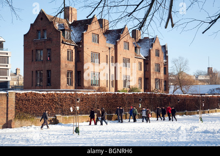 L'edificio di Fisher e gli studenti, in inverno la neve, Queens College, Università di Cambridge, Cambridge Regno Unito Foto Stock