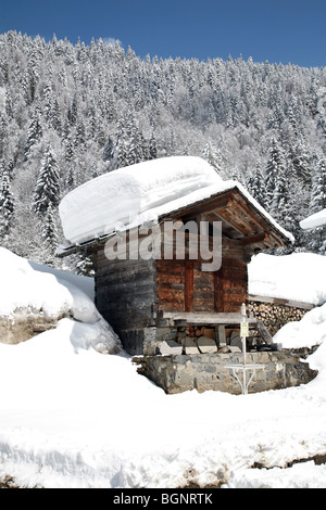 Un capanno coperto da neve spessa, Avoriaz Morzine, sulle alpi francesi Francia Foto Stock