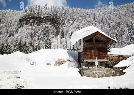 Un capanno coperto da neve spessa, Avoriaz Morzine, sulle alpi francesi Francia Foto Stock