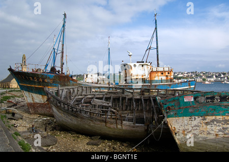 Relitti del vecchio trawler barche da pesca nel porto di Camaret-sur-Mer Finistère Bretagna, Francia Foto Stock