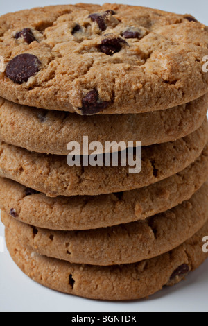 Pila di biscotti al cioccolato su sfondo bianco Foto Stock