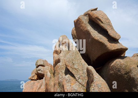 Bizzarre formazioni rocciose lungo la Côte de Granit Rose / Costa di Granito Rosa a Ploumanac'h, Côtes-d'Armor Bretagna, Francia Foto Stock