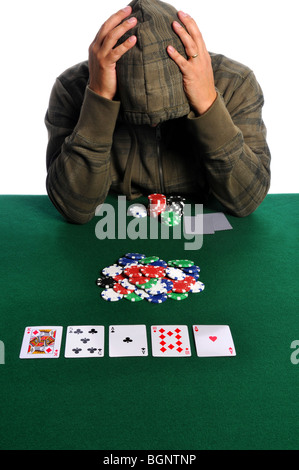 Giocatore di poker tenendo la testa nella disperazione Foto Stock