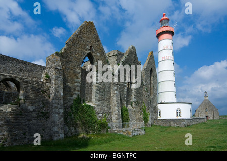 Il Pointe Saint-Mathieu con il suo faro e le rovine dell'abbazia, Finistère Bretagna, Francia Foto Stock