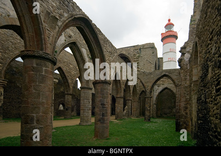 Il Pointe Saint-Mathieu con il suo faro e le rovine dell'abbazia, Finistère Bretagna, Francia Foto Stock