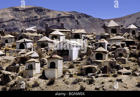 I minatori sepolto al cimitero Milluni sotto il Monte Huayna Potosi. Bolivia. Foto Stock