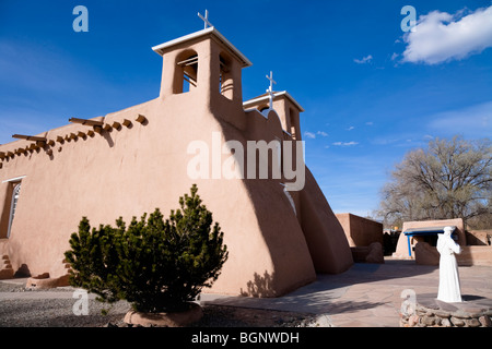 San Francisco de Asis Chiesa, Rancho De Taos, Nuovo Messico. Questa missione di adobe è stato costruito tra il 1813 e il 1815. Foto Stock