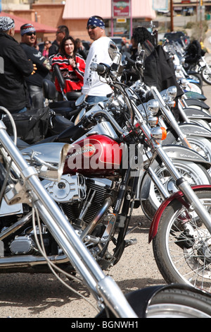 Fila di motociclette e raduno motociclisti Paseo del Pueblo Sur Taos, Nuovo Messico. Stati Uniti d'America Foto Stock