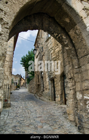 Viale medievale nel villaggio Lacoste, Vaucluse, Provence-Alpes-Côte d'Azur, Provenza, Francia Foto Stock