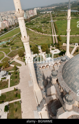 Vista da un minareto della Sabanci moschea centrale, Adana Foto Stock