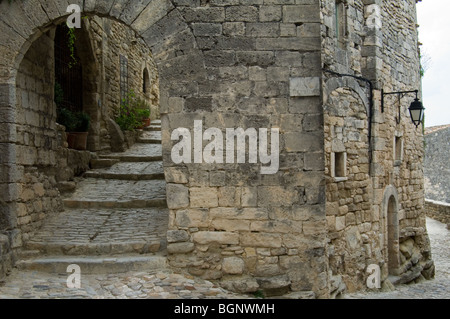 Viale medievale nel villaggio Lacoste, Vaucluse, Provence-Alpes-Côte d'Azur, Provenza, Francia Foto Stock