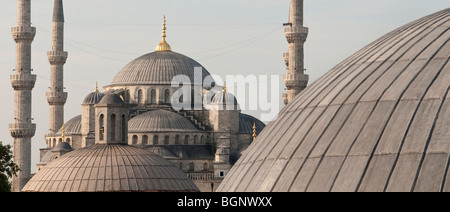 La moschea blu come si vede dall'Hagia Sophia, Istanbul, Turchia Foto Stock