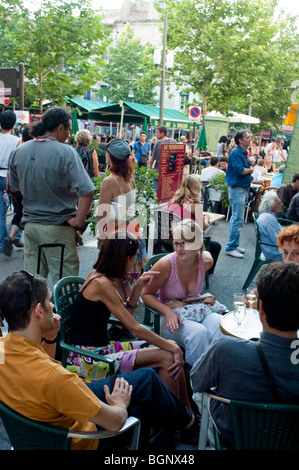 Arles, Francia, grande folla di persone che condividono bevande sul patio del French Bar Cafe nel centro città, Street Terrace, giovani adulti in vacanza Foto Stock