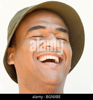 Close-up di una metà uomo adulto a ridere con gli occhi chiusi Foto Stock