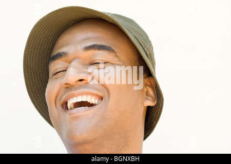 Close-up di una metà uomo adulto a ridere con gli occhi chiusi Foto Stock