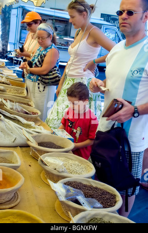 Arles, Francia - fuori, mercato pubblico sabato, shopping per giovani famiglie francesi, mercato pubblico, ricerca bambini, venditori di strada Foto Stock