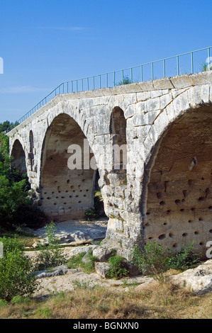 Il Pont Julien / Julian Bridge, una pietra romana arch ponte sopra il fiume Calavon, Bonnieux, Vaucluse Provence, Francia Foto Stock