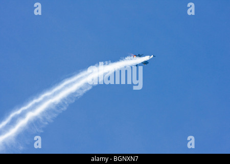 Aviazione belga F-16 alta G ciclo invertito con postcombustore a RAF Leuchars Airshow 2009, Fife, Scozia Foto Stock