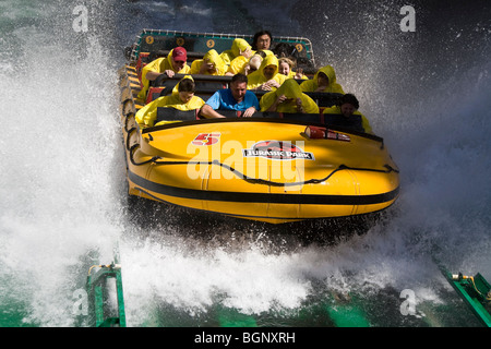 I turisti di bagnare il Jurassic Park, la corsa degli Universal Studios di Hollywood Los Angeles California USA Foto Stock