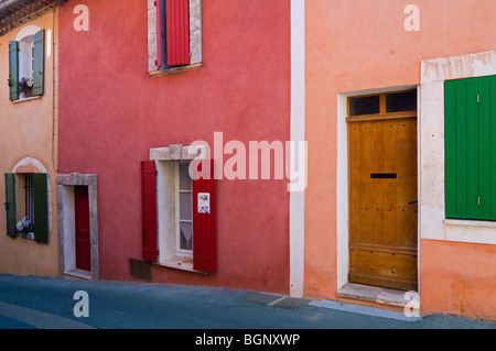 Facciate colorate di case con tendine, Roussillon Vaucluse, Provence-Alpes-Côte d'Azur, Provenza, Francia Foto Stock