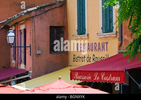 Facciate colorate di ristoranti con tendine e lanterna, Roussillon, Provenza, Vaucluse, Provence-Alpes-Côte d'Azur, in Francia Foto Stock