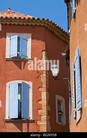 Color ocra facciate di case con tendine e lanterna, Roussillon, Provenza, Vaucluse, Provence-Alpes-Côte d'Azur, in Francia Foto Stock