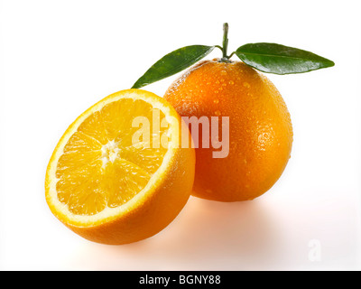 Tutto fresco e tagliare le arance con foglie su uno sfondo bianco come un taglio fuori Foto Stock