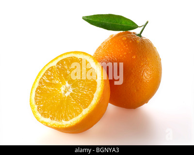 Tutto fresco e tagliare le arance con foglie su uno sfondo bianco come un taglio fuori Foto Stock