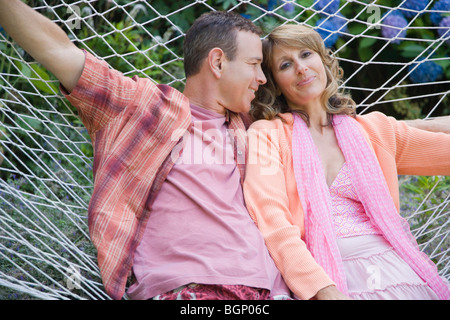 Close-up di una coppia matura giacente in un amaca e sorridente Foto Stock