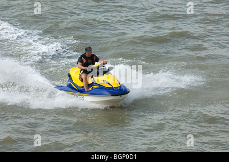 Uomo che cavalca il jet ski sul Mare del Nord, Belgio Foto Stock