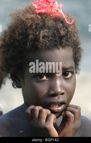 Un bambino su Puil Isola Carteret Atoll, Papua Nuova Guinea, Domenica, Dicembre 10, 2006. Foto Stock