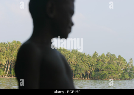 Il ragazzo si distingue per la linea di costa sull isola di puil, Carteret Atoll, Papua Nuova Guinea Foto Stock