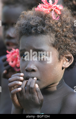 Ragazza isola sorge apprehensively ascolto di anziani parlare dell'isola, sull isola di puil, Carteret Atoll, Papua Nuova Guinea Foto Stock