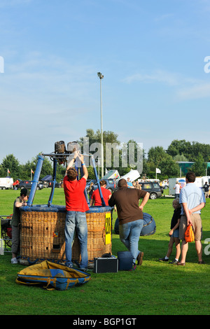 Balloonists / Aeronauts preparazione della mongolfiera per decollare durante il volo in mongolfiera sale riunioni Foto Stock