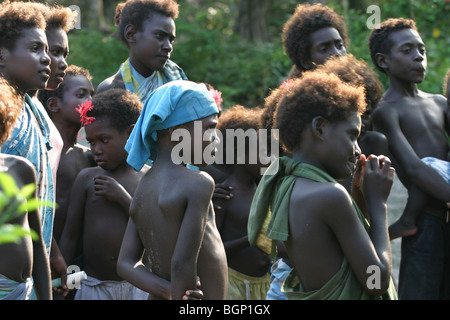 Bambini su Puil Isola Carteret Atoll, Papua Nuova Guinea, Domenica, Dicembre 10, 2006. Foto Stock