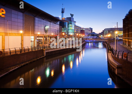 Riverside sull'Oracle Shopping Centre in lettura al crepuscolo, Berkshire, Regno Unito Foto Stock