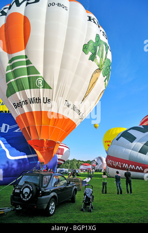 Balloonists / Aeronauts il gonfiaggio della mongolfiera con bruciatore a propano durante il volo in mongolfiera sale riunioni Foto Stock