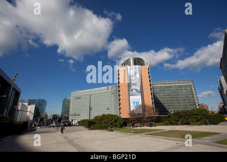 Vista dell'edificio Berlaymont, la sede centrale della Commissione europea a Bruxelles, preso dalla rotatoria Schuman. Foto Stock