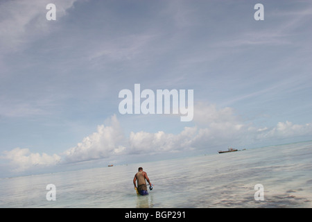 I pescatori sulla spiaggia, sull'isola di Kiribati Foto Stock