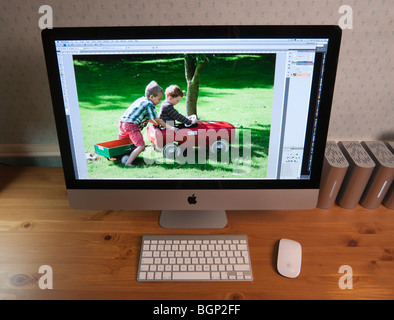 Apple iMac 27' computer su home office desk con i dischi rigidi esterni, tastiera e mouse wireless Foto Stock
