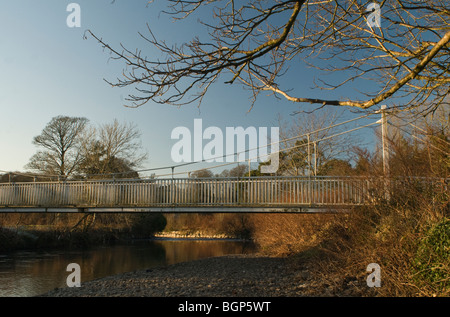 Ponte di sospensione che trasportano sentiero pubblico sul fiume Ogmore a Merthyr Mawr nel Vale of Glamorgan Galles Foto Stock