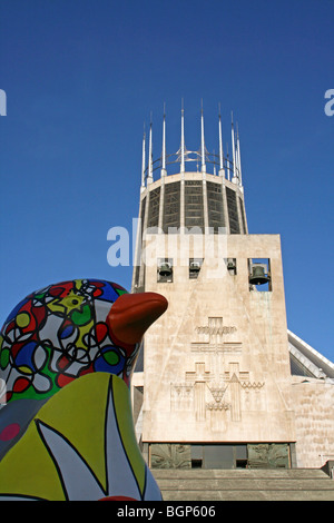 Andare pinguini 'piccolo raggio di speranza e di luce del sole" al di fuori di Liverpool Metropolitan Cathedral Foto Stock