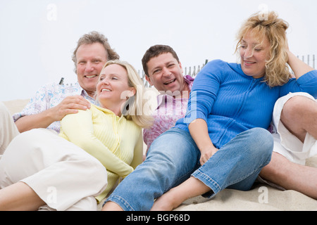 Due coppie che giace sulla spiaggia Foto Stock